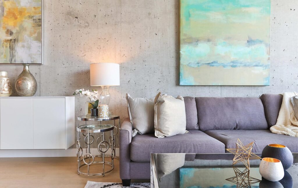 Espacio de sala con sofá en tono gris.