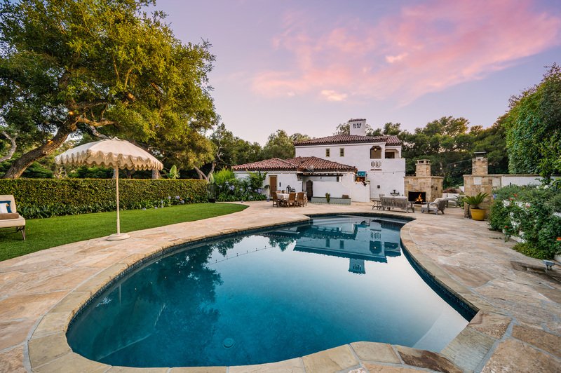 Casa con gran patio y alberca a las afueras de Puebla.